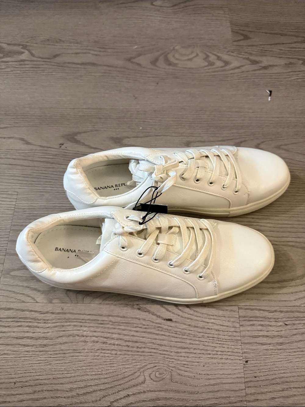 Banana Republic Men’s Cream Leather Lace-Up Sneakers